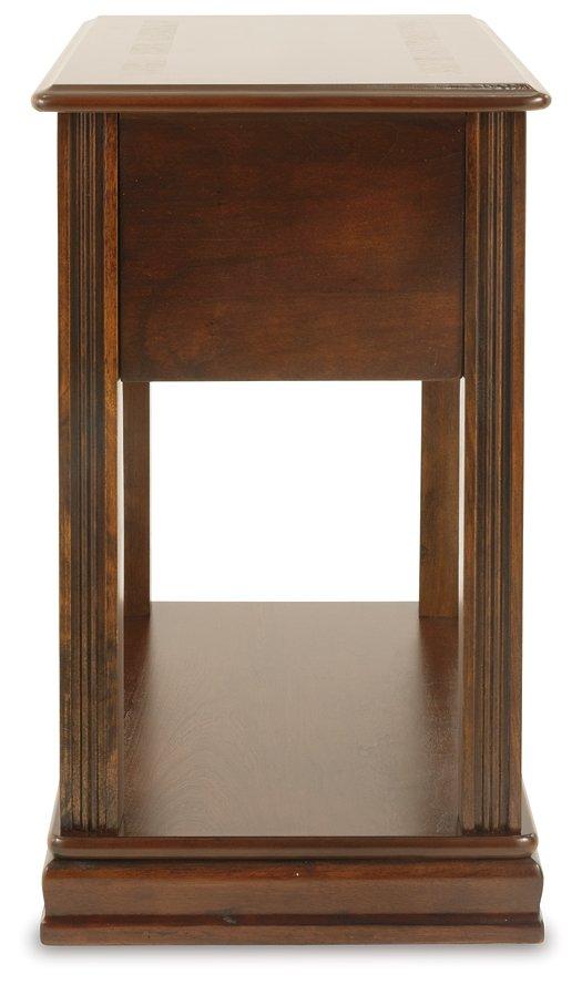 Mesa auxiliar Breegin junto al sillón