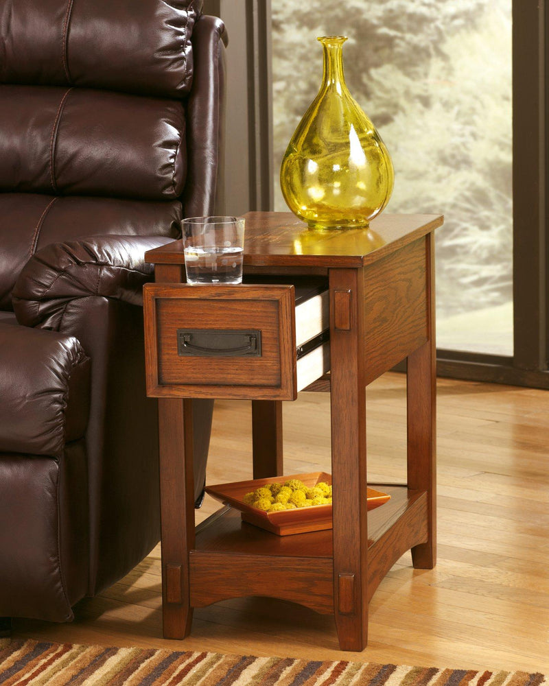 Mesa auxiliar Breegin junto al sillón