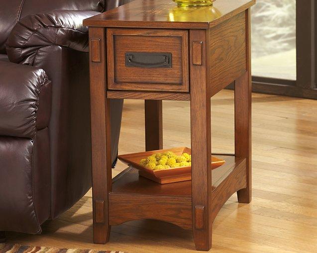 Mesa auxiliar Breegin junto al sillón