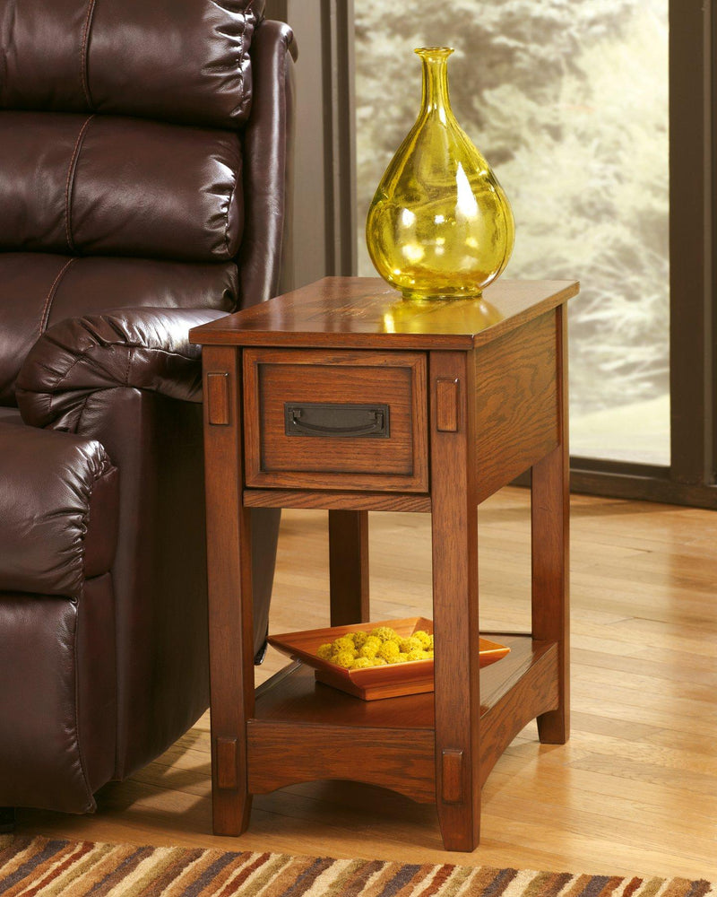 Mesa auxiliar Breegin junto al sillón