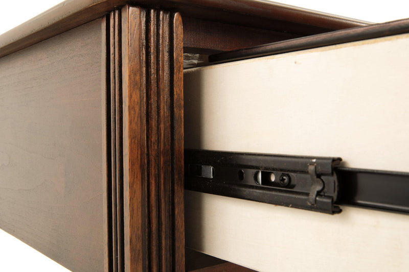 Mesa auxiliar Breegin junto al sillón
