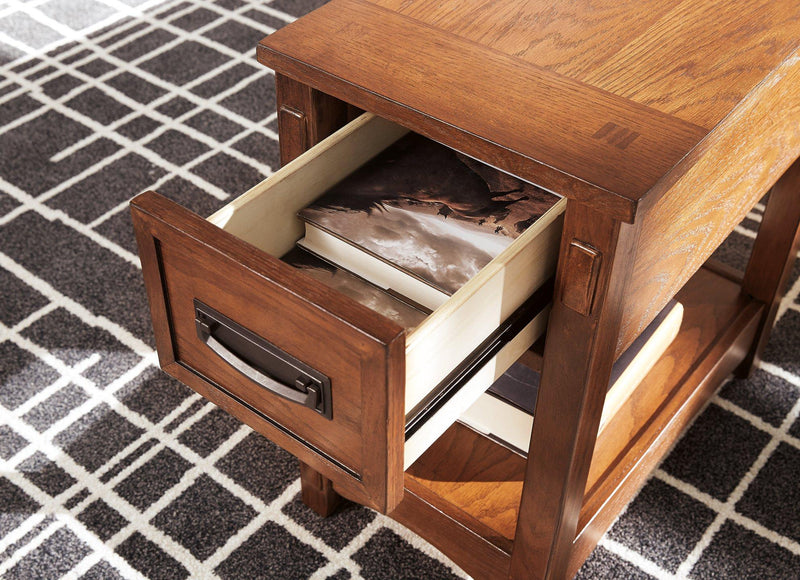 Mesa auxiliar Breegin junto al sillón
